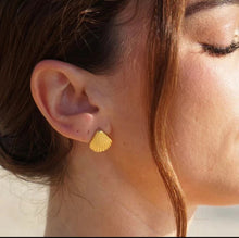 Load image into Gallery viewer, Shell Earrings